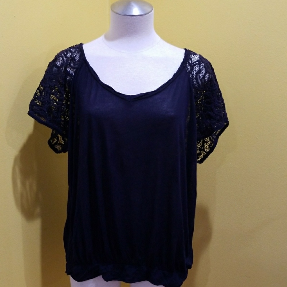 FLASH SALE!!!  FREE PEOPLE NAVY LACE SLEEVE TOP -M